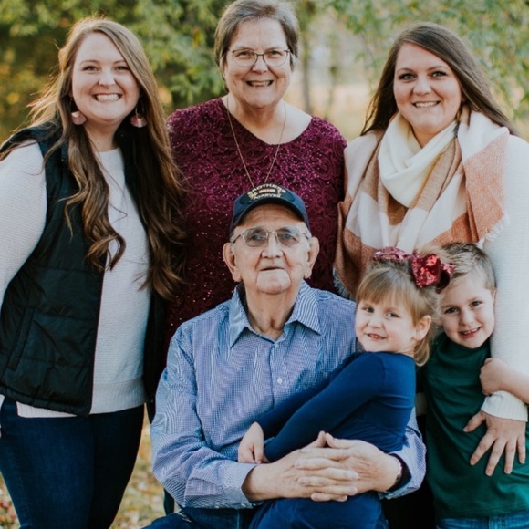 🎉Hello I’m Karen a Poshmark Ambassador welcome to my closet🎉 - Picture 9 of 10